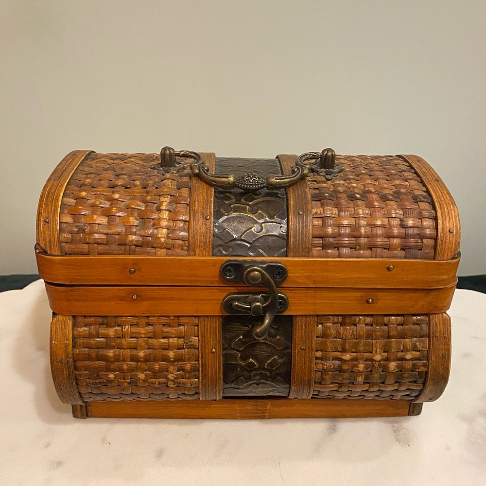 Vintage Woven Wicker Storage Chest Box Embossed Decorative Hardware Hinged Lid